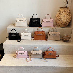Elegante Borsa Tote da Donna in Vera Pelle Lucida di Lusso con Chiusura a Cerniera, Stile Classico, Grande Capacità - Product Image 6