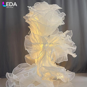 Centre de table LEDA pour événements de mariage, fleur géante moderne en soie organza et tulle, décoration de scène et d'allée - Product Image 1