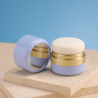 Kosmetik-Puderdose aus Kunststoff mit Goldring-Deckel, Spiegel und Schwammpuff, 5g Fassungsvermögen, Klappdeckel für Haarvolumen-Puder-Aufbewahrung