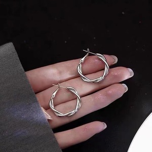 Orecchini a Cerchio Intrecciati per Donna, Gioielli Classici alla Moda - Product Image 1