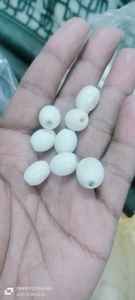 Cuentas de Hueso Natural Blanco Talladas a Mano en Forma Redonda con Orificios Perforados para la Fabricación de Joyas y Proyectos de Manualidades - Product Image 4