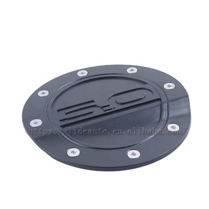Couvercle noir de réservoir de carburant pour <span class=keywords><strong>Mustang</strong></span> <span class=keywords><strong>GT</strong></span>, 2 pièces, noir avec <span class=keywords><strong>Logo</strong></span> 5.0 pour modèles de 2015 à 2018 - Product Image 1