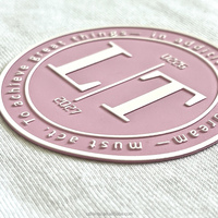 Étiquette de vêtement ronde en silicone en caoutchouc surélevé gaufré 3D personnalisé pour t-shirt, uniforme, vêtements d'équipe, rouleau plié
