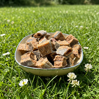 OEM ODM Große Lachswürfel Hundesnack Luftgetrocknete Fleischstücke Omega-3 Fellpflege Zahnpflege Kauartikel Proteinreich Getreidefrei Sensitiv