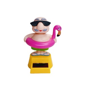 Decorazioni per Auto a Energia Solare con Sensore Automatico, Bambole Scuotiglioni a Testa Oscillante a Forma di Cartone Animato, Ornamenti per Auto per Anziani, Vendita all'Ingrosso - Product Image 1