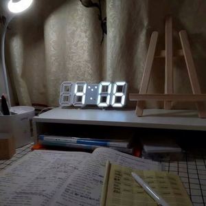 Horloge numérique électronique de bureau en plastique, affichage 3D qui brille dans le noir, alimentée par piles, commande manuelle, alarme silencieuse pour bureau et chambre à coucher - Product Image 4