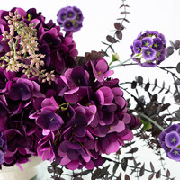 Centre de table floral artificiel multi-tonalités et changeant d'ambiance, arrangement Anthurium, Hortensia et Rose avec vase en céramique pour mariage et fête