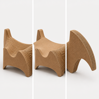 Lit pour chat incurvé en carton ondulé avec découpes en forme d'étoile, style aile de chauve-souris