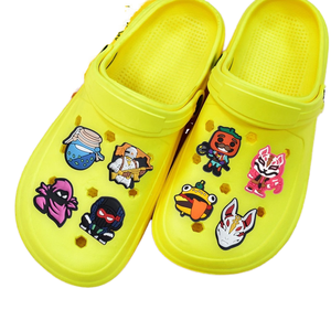 Boucles décoratives pour <span class=keywords><strong>chaussures</strong></span> en PVC souple de type <span class=keywords><strong>Crocs</strong></span>, avec 1 pompon en bois, pour la personnalisation de <span class=keywords><strong>chaussures</strong></span> et bracelets, en stock pour la vente en gros - Product Image 2