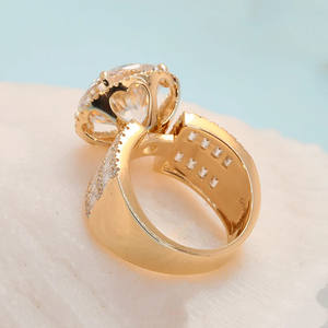 Anello di fidanzamento in Moissanite tonda 10k, 6.0ct' - Product Image 3