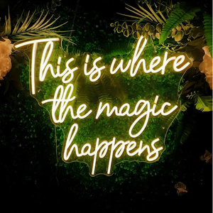 In Questo Luogo Accade la Magia - Insegna Decorativa al Neon da Parete - Product Image 4