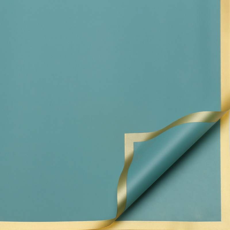 Azul cielo claro y bordes dorados.