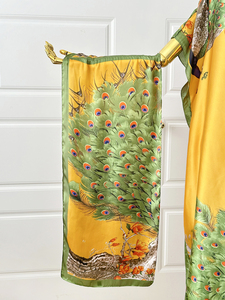 Elegante y Divertido Estampado de Pavo Real en una Túnica Larga para Mujer de Asia Occidental con Diseño Holgado, Versátil para Uso Diario en Todas las Temporadas - Product Image 3