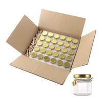 Lot de 30 mini-pots à miel hexagonaux en verre de 45 ml avec cuillère en bois, couvercle à vis doré et pendentif abeille pour mariages et fêtes