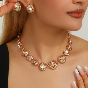 Ensemble collier et boucles d'oreilles en alliage de zinc doré incrusté de strass blancs, motif fleur de rose, bijoux pour femmes, tendance européenne et américaine - Product Image 1