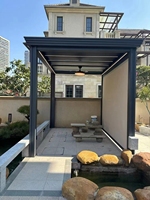 Pergola autoportante en aluminium thermolaqué à lames orientables, éco-responsable, avec pare-soleil électrique, éclairage LED en option et rideau anti-vent.