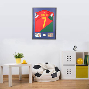Cadre d'affichage du maillot de football 2026 Premium-Design noir avec zone de photo et d'autographe, parfait pour l'exposition de souvenirs de football - Product Image 1