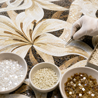 Mosaïque murale en verre découpée à la main, motif fleur de lys, de luxe et sur mesure, pour hall d'hôtel, salle de bain et décoration murale commerciale
