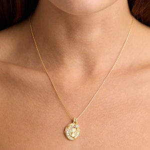 <span class=keywords><strong>Collana</strong></span> Joolim <span class=keywords><strong>con</strong></span> Ciondolo a Moneta in Acciaio Inossidabile <span class=keywords><strong>con</strong></span> Zirconi <span class=keywords><strong>Sole</strong></span> <span class=keywords><strong>Luna</strong></span> <span class=keywords><strong>e</strong></span> Stella, Placcata Oro 18K PVD, Impermeabile <span class=keywords><strong>e</strong></span> Antiannerimento, Gioiello di Tendenza - Product Image 5