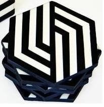 Posavasos de nogal hexagonales con incrustaciones de hueso modernas con patrón de rayas geométricas en blanco y negro a precio barato - Product Image 3