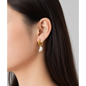 Boucles d'oreilles créoles asymétriques en acier inoxydable plaqué or 14K sous vide avec fausses perles et étoiles pendantes - Product Image 5