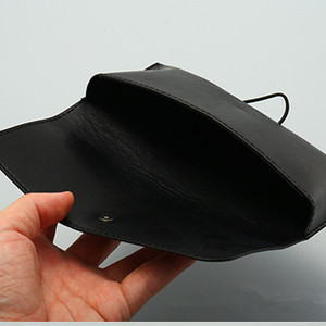 Étui à lunettes souple en cuir PU noir et gris unisexe personnalisé avec logo et cordon - Product Image 3