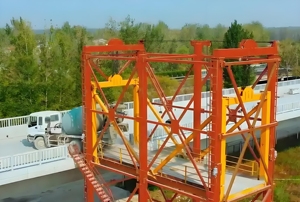 Grúa Pórtico de 30 Toneladas con Ruedas de Goma para Elevación de Camiones Cisterna de Cemento a Mecanismo de Elevación para Cubierta de Puente - Product Image 3