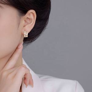 2025 New Model French Luxury Cold Aloof Style Asymmetrical Geometric Shape <b>Stud</b> <b>Earrings</b> for Women Luxury Temperament Socialite - Product Image 3