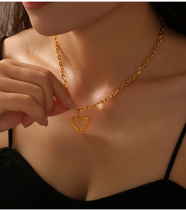 Collana con Ciondolo a Cuore per San Valentino in Acciaio Inossidabile Placcato Oro 18K PVD Come <span class=keywords><strong>Regalo</strong></span> per <span class=keywords><strong>Fidanzata</strong></span> Moglie Gioielli per <span class=keywords><strong>Anniversario</strong></span> - Product Image 5