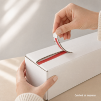 Boîte d'expédition en carton ondulé blanc avec bande détachable, ouverture facile, logo personnalisé, finition mate UV pour l'emballage de vêtements, cosmétiques et cadeaux