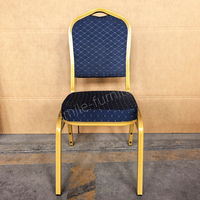 Chaise de salle à manger commerciale d'intérieur empilable et stable, avec dossier ouvert moderne, structure métallique, finition bois de rose, pieds tournés, résistante à l'eau, pour hôtel