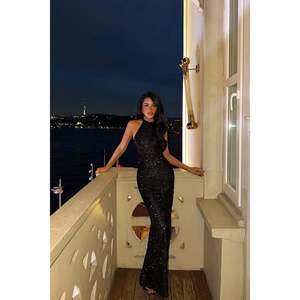 Vestido de Gala Formal Verde Shion con Cuello Redondo, Cintura Imperio, Volantes, Pedrería y Perlas, Drapeado, Tallas XS-XL, Largo hasta el Suelo - Product Image 2