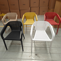 Chaise de salle à manger en plastique PP de conception moderne, mobilier d'extérieur, chaise de restaurant portable empilable, chaise de patio pour jardin, café