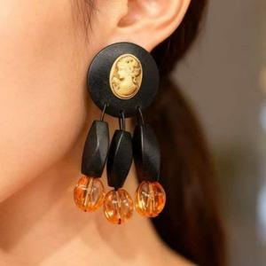 Boucles d'oreilles pendantes en bois avec motif visage vintage et perles de cristal orange, bijoux de mode pour femmes - Product Image 1