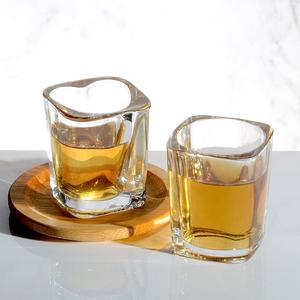 Nouvelle idée de produit 2026 Verres à liqueur en forme de cœur à base lourde Verres à <span class=keywords><strong>apéritif</strong></span> Verres à espresso Verres à liqueur d'espresso - Product Image 1