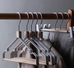 Cintre <span class=keywords><strong>de</strong></span> manteau plat en métal avec barre en bois antidérapante, nouveau design livraison gratuite - Product Image 1