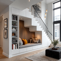 Dressing moderne avec îlot central et rangement vitrine éclairé pour conception de projet sur mesure