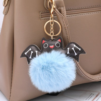 Vente en gros de porte-clés de Noël en peluche pour Halloween, boule bouffante en fourrure PU avec pompon et chauve-souris en alliage de zinc, porte-clés, pendentif à breloque pour