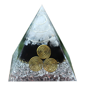 Pyramide en résine époxy avec spirales dorées, décoration d'intérieur, ornement de bureau - Product Image 3
