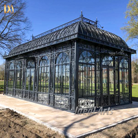 Orangerie en fer forgé de style victorien avec verrière, grand pavillon extérieur pour mariages, serre