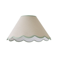 Lampe de bureau élégante et moderne avec abat-jour en tissu festonné, base blanche perlée, lumière de nuit décorative LED pour chambre à coucher