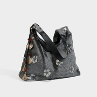 Supplier Tas Selempang Hobo Tweed Abu-abu Bordir Bunga Payet dengan Logo Kustom Grosir, Hiasan Manik Kayu Boho dan Rumbai