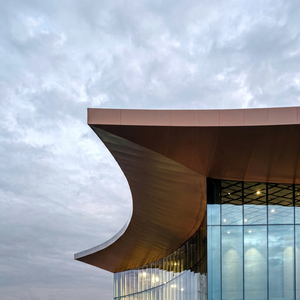 Fachada Moderna de Muro Cortina Curvo, Revestimiento Exterior para Edificios Comerciales, Oficinas y Edificios Públicos - Product Image 1