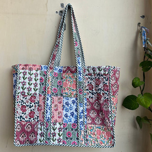Grand <span class=keywords><strong>Sac</strong></span> Fourre-Tout Floral Réversible en Coton Matelassé Personnalisé <span class=keywords><strong>Rose</strong></span> Blanc Gris à Imprimé Artisanal - Product Image 4