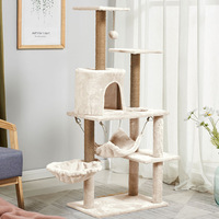Grand arbre à chat moderne en bois, du sol au plafond, avec griffoir, arbre à grimper et maison-tour personnalisée pour chats de grande taille