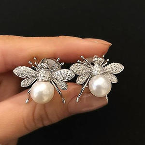 Boucles d'oreilles vintage en forme d'insectes avec perle d'imitation et diamant rond taille brillant en alliage d'or blanc pour femme, bijoux de fête - Product Image 3