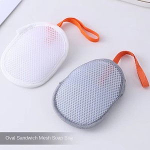 Borsa esfoliante a doppio lato per il viso e per il corpo in poliestere con spugnole e sapone da bagno - Product Image 4