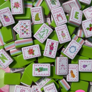 Venta al por mayor en stock: Juego de fichas de Mahjong de Navidad americano de lujo, personalizadas, grabadas, de acrílico 160/166 - Product Image 1