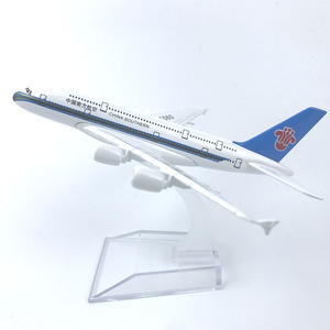 Modèle d'<span class=keywords><strong>avion</strong></span> en alliage 1:400 de la compagnie China Southern Airlines 380, objet de collection, souvenir, décoration de voiture - Product Image 3