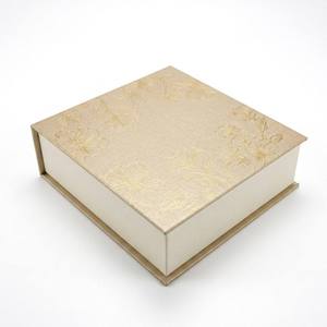 Boîte à bijoux en papier de luxe avec gaufrage à la feuille d'or et fermeture magnétique, doublure en velours pour bague et collier, logo personnalisé - Product Image 1